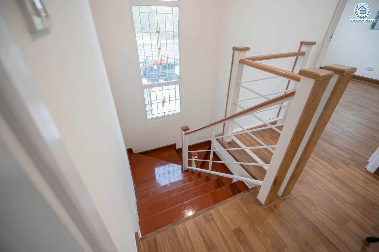 บ้านมือสองตกแต่งใหม่ โครงการ พฤกษาวิลเลจ30 เดอะซีซั่น แจ้งวัฒนะ-ราชพฤกษ์ ทำเลย่านปทุมธานี เนื้อที่ 50.7 ตร.ว. ฟังก์ชัน 3 ห้องนอน 2 ห้องน้ำ 1 ห้องอเนกประสงค์ จอดรถได้ 1 คัน เดินทางสะดวกสบายเข้า-ออกได้หลายเส้นทาง ใกล้เมืองทองธานี และจุดขึ้นทางด่วน "แจ้งวัฒนะ"